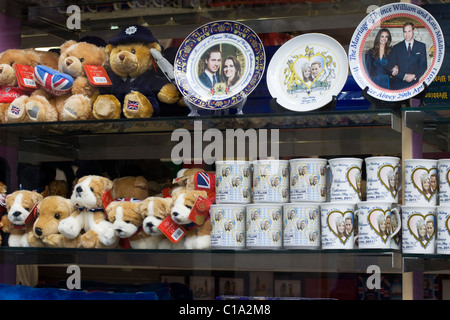 Un negozio di souvenir vendita di memorabilia del principe William e Kate Middleton Wedding il 29 aprile 2011 La Royal Wedding Foto Stock