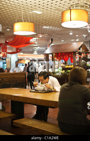 Pranzo alla Repubblica di cibo - un popolare centro hawker nel Wisma Atria Shopping Centre, Orchard Road, Singapore Foto Stock