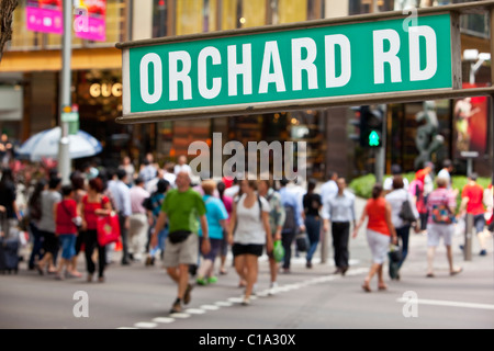 Gli amanti dello shopping nel famoso quartiere dello shopping di Orchard Road, Singapore Foto Stock