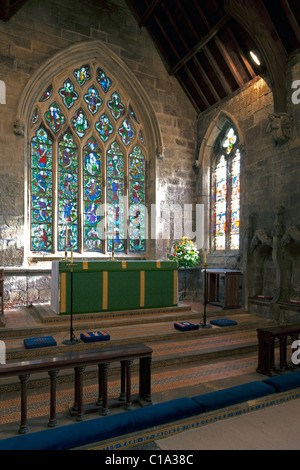 L'altare e Jesse vetro (vetro macchiato) presso la chiesa di Saint Mary, Morpeth, Northumberland Foto Stock