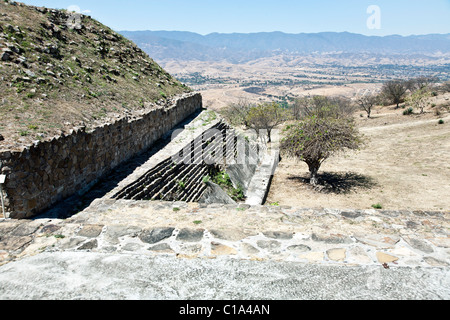 Valle di Oaxaca visto da nord la piattaforma di pre colombiana rovine archeologiche di antiche zapoteco città capitale di Monte Alban Foto Stock