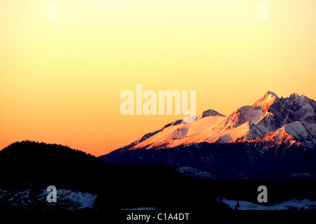 Alba sul Lomnický štít (Lomnický peak) nei Monti Tatra visto da di Pieniny parco nazionale in Polonia Foto Stock