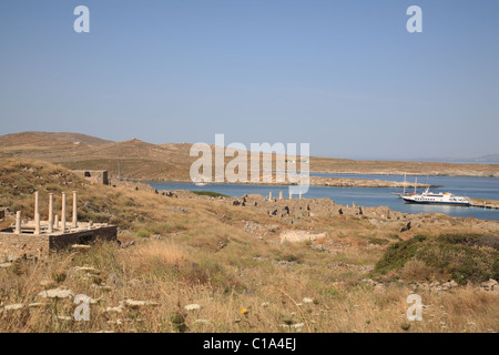 Vista del porto di sacro e casa di Hermes, dalle pendici inferiori di Mt Kynthos, Delos, Cicladi, Grecia Foto Stock