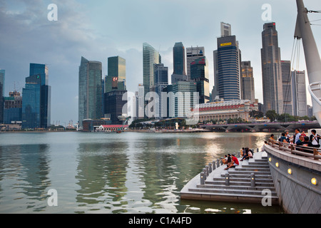 Vista dello skyline della citta' dalla Marina Bay esplanade. Il Marina Bay, Singapore Foto Stock