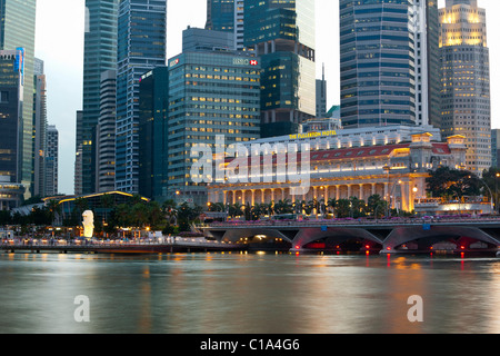 Il Fullerton Hotel e il quartiere delle finanze skyline al tramonto. Il Marina Bay, Singapore Foto Stock