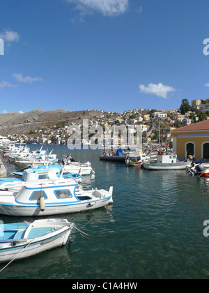 Barche e yacht ormeggiati in un villaggio in Grecia Foto Stock