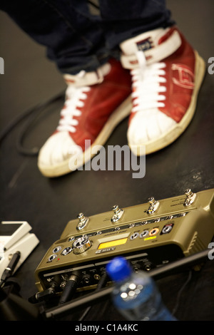 Musicista con ciclo di ritardo effetti chitarra pedale Foto Stock