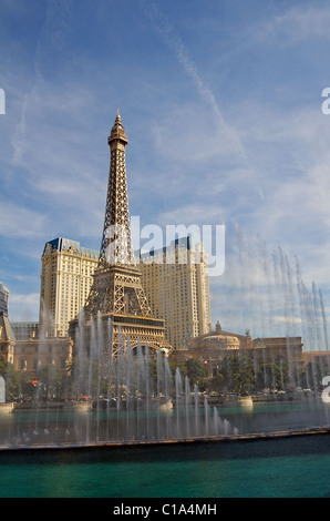 Le fontane del Bellagio, con il Paris Las Vegas Hotel e Casino in background Foto Stock