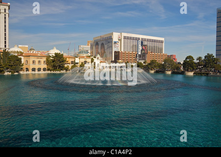 Le fontane del Bellagio a Las Vegas, Hotel Flamingo e Bill's Gamblin' Hall in background Foto Stock