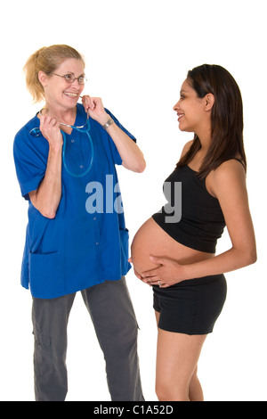 Una giovane e bella donna incinta è in fase di esame da parte del suo medico o ostetrica. Foto Stock