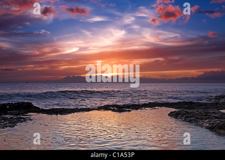 Questa è una tarda sera tramonto spegnere il Ko Olina costa da pirati Cove, Oahu Hawaii. Foto Stock