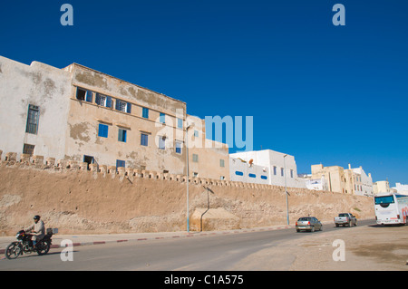 Boulevard Moulay Youssef street al di fuori delle mura di Medina città vecchia centrale di essaouira marocco Africa settentrionale Foto Stock