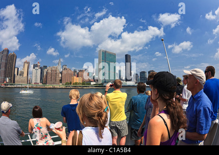 La linea di crociera turisti fotografare Manhattan vicino a nazioni unite da East River. Foto Stock