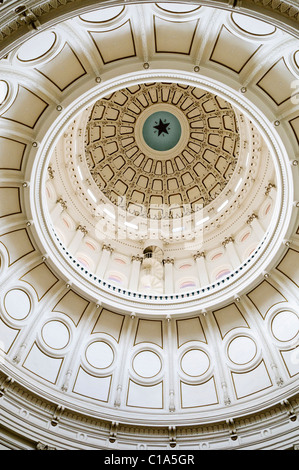 AUSTIN, Texas - La cupola interna del Texas State Capitol Building nel centro di Austin, Texas. La cupola rende il Texas State Capitol Building il più alto dello stato capitols e il solo edificio legislativo più alte nel paese è la U.S. Capitol a Washington DC. Foto Stock