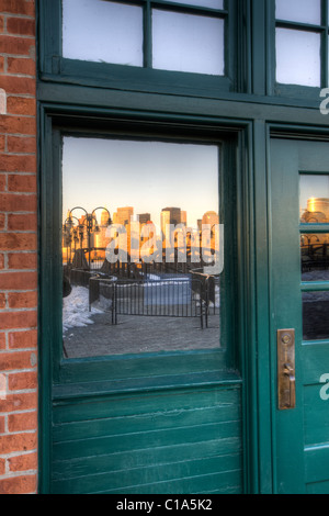 Skyline di Manhattan si riflette nelle finestre del New Jersey Centrale della ferrovia in costruzione Liberty State Park Foto Stock