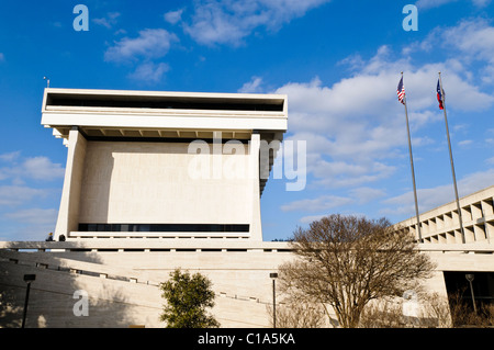 AUSTIN, Texas, Stati Uniti — esterno della LBJ Library and Museum nel campus della United of Texas, ad Austin, Texas. Una struttura governativa federale che opera come parte della National Archives and Records Administration (NARA), la biblioteca ospita un archivio dei documenti dell'amministrazione del presidente Lyndon B. Johnson. Nell'edificio si trova anche un museo dedicato al presidente Johnson, gestito dalla LBJ Foundation. Inaugurato nel maggio 1971, l'edificio è di stile architettonico brutalista. Foto Stock