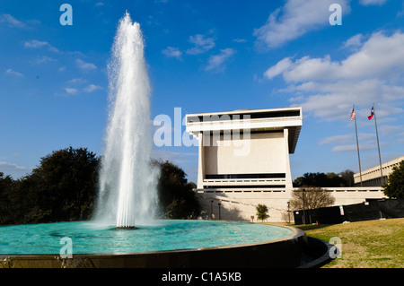 AUSTIN, Texas, Stati Uniti — esterno della LBJ Library and Museum nel campus della United of Texas, ad Austin, Texas. Una struttura governativa federale che opera come parte della National Archives and Records Administration (NARA), la biblioteca ospita un archivio dei documenti dell'amministrazione del presidente Lyndon B. Johnson. Nell'edificio si trova anche un museo dedicato al presidente Johnson, gestito dalla LBJ Foundation. Inaugurato nel maggio 1971, l'edificio è di stile architettonico brutalista. Foto Stock