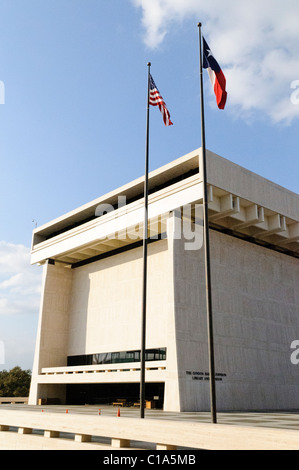 AUSTIN, Texas, Stati Uniti — esterno della LBJ Library and Museum nel campus della United of Texas, ad Austin, Texas. Una struttura governativa federale che opera come parte della National Archives and Records Administration (NARA), la biblioteca ospita un archivio dei documenti dell'amministrazione del presidente Lyndon B. Johnson. Nell'edificio si trova anche un museo dedicato al presidente Johnson, gestito dalla LBJ Foundation. Inaugurato nel maggio 1971, l'edificio è di stile architettonico brutalista. Foto Stock