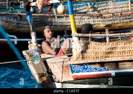 Pescatore sul dhow, Old Stone Town, Lamu, Kenya Foto Stock