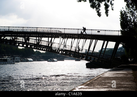 I pedoni a piedi attraverso le passerelle Léopold-Sédar-Senghor ponte sul fiume Senna. Parigi, Francia. Foto Stock