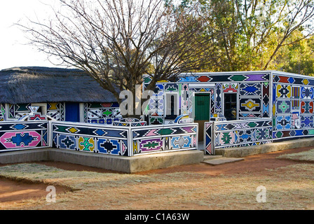 Ndebele tradizionale design geometrico sulla casa, Sud Africa Foto Stock