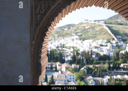 Finestra ad arco in Alhambra Palace si affaccia la città moderna. Granada, Andalusia Spagna Foto Stock