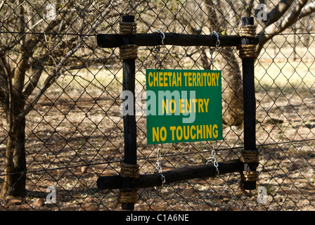 Segno sul Cheetah enclosure, Ann van Dyk Cheetah Centro, Sud Africa Foto Stock