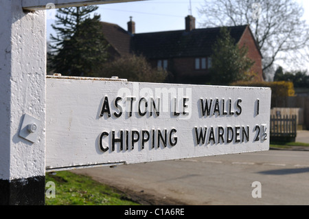 Cartello stradale Boddington inferiore village, Northamptonshire, England, Regno Unito Foto Stock