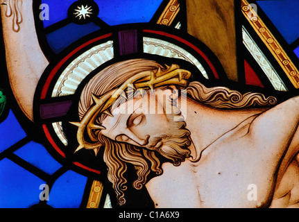 La crocifissione del Cristo in vetro colorato, Chiesa di S. Giovanni Battista, Boddington superiore, Northamptonshire, England, Regno Unito Foto Stock