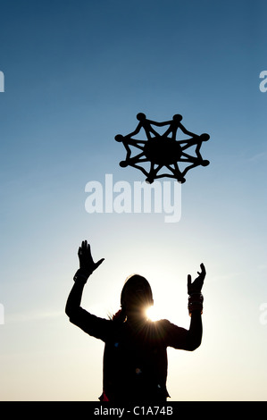 Silhouette ragazza indiano gettando un simbolo di one world, l unità e l'umanità nell'aria. India Foto Stock