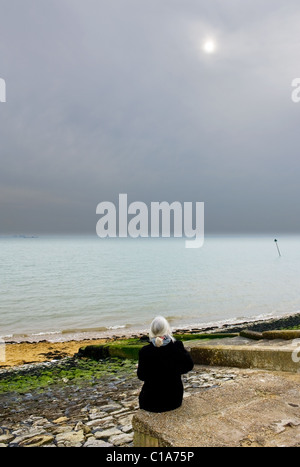 Una donna seduta sul lungomare di Southend. Foto Stock