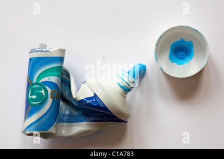 Vecchio tubo di dentifricio Colgate con coperchio e dentifricio blob isolato su sfondo bianco - dentifricio colgate Foto Stock