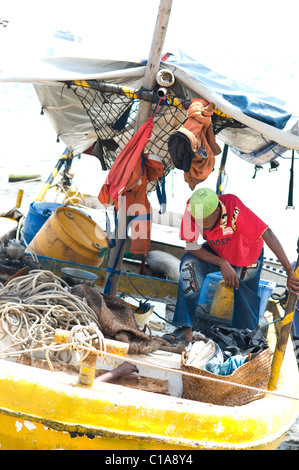 Uomo sulla barca, Old Stone Town, Lamu, Kenya Foto Stock