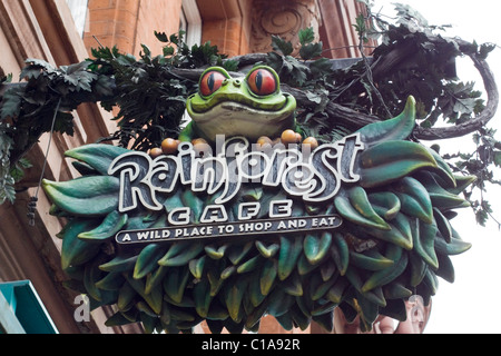 Un segno pubblicità il Rainforest Café su Leicester Square Londra Inghilterra Foto Stock