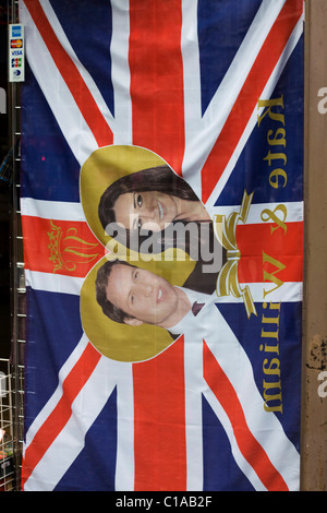 Un negozio di souvenir vendita di memorabilia del principe William e Kate Middleton Wedding il 29 aprile 2011 La Royal Wedding Foto Stock