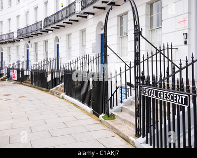 Il Royal Crescent, di un semicerchio di residenze georgiane a Cheltenham, Gloucestershire, Inghilterra Foto Stock