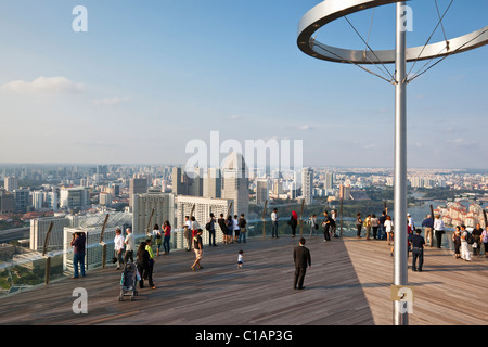 I visitatori dello skyline di Singapore dal ponte di osservazione della Marina Bay Sands SkyPark. Il Marina Bay, Singapore Foto Stock