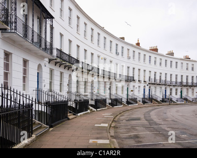 Il Royal Crescent, di un semicerchio di residenze georgiane a Cheltenham, Gloucestershire, Inghilterra Foto Stock