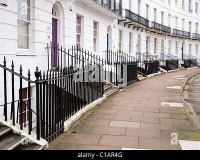 Il Royal Crescent, di un semicerchio di residenze georgiane a Cheltenham, Gloucestershire, Inghilterra Foto Stock