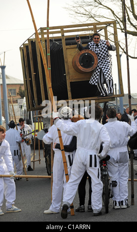 Un gigante di telecamera mobile rotoli attraverso Newhaven, Photo Communale è un servizio gratuito di street art project Foto Stock