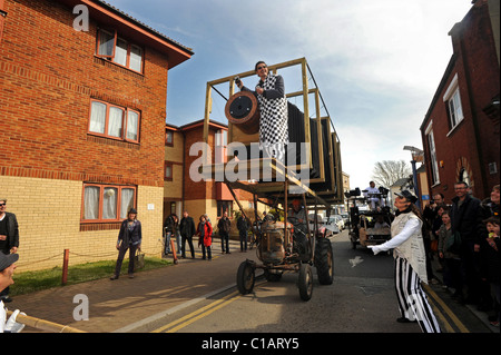 Un gigante di telecamera mobile rotoli attraverso Newhaven, Photo Communale è un servizio gratuito di street art project Foto Stock