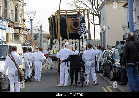 Un gigante di telecamera mobile rotoli attraverso Newhaven, Photo Communale è un servizio gratuito di street art project Foto Stock