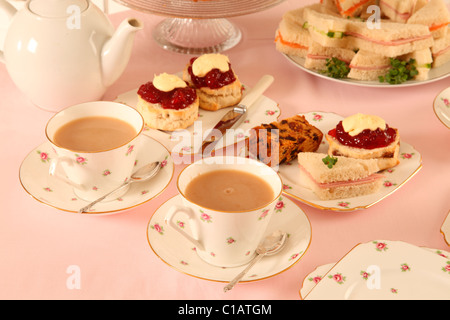 BRITISH il tè del pomeriggio con scones Foto Stock