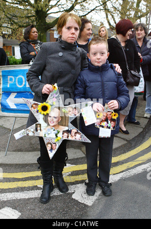 I membri del pubblico di linea le strade davanti al funerale di Jade Goody presso San Giovanni Battista a Buckhurst Hill Foto Stock