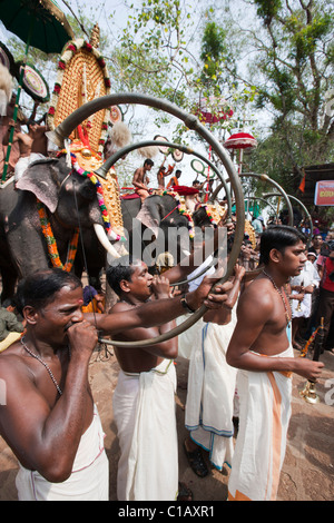 Tipico Melam Chenda performance musicale nel cortile di un tempio, Thrissur Pooram festival, Thrissur, Kerala, India, Asia Foto Stock