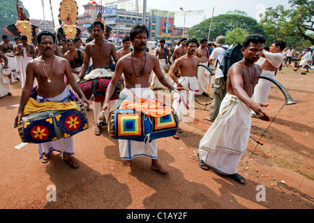 I musicisti del Chenda Melam orchestra ritmica, Thrissur Pooram festival, Thrissur, Kerala, India, Asia Foto Stock