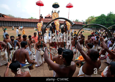 Tipico Melam Chenda performance musicale nel cortile di un tempio, Thrissur Pooram festival, Thrissur, Kerala, India, Asia Foto Stock