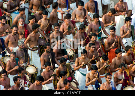 I musicisti del Chenda Melam orchestra ritmica, Thrissur Pooram festival, Thrissur, Kerala, India, Asia Foto Stock