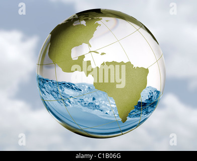 Un globo di vetro con acqua fanghiglia intorno all'interno di in un concetto di immagine per acqua fresca argomenti quali la fornitura, la siccità e le inondazioni, ecc Foto Stock