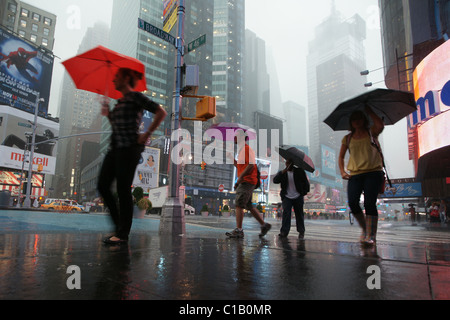 Pioggia d' estate su Time Square, New York City Foto Stock